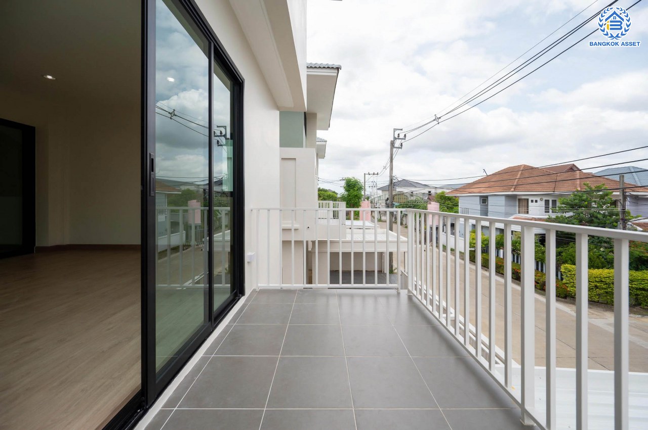 บ้านมือสองตกแต่งใหม่ โครงการ มณธานี บางแค บ้านเดี่ยว 3 ชั้น ดีไซน์หรูหรา เนื้อที่กว้าง 56.40 ตร.ว. พื้นที่ใช้สอย 240 ตร.ม. ฟังก์ชัน 5 ห้องนอน 4 ห้องน้ำ 2 ที่จอดรถ ฟังก์ชันครบตอบทุกไลฟ์สไตล์ บนทำเลศักยภาพ เชื่อมต่อถนนกาญจนาภิเษก ใกล้เดอะมอลล์บางแค ใกล้รถไฟฟ้าสายสีน้ำเงิน "สถานีหลักสอง" และจุดขึ้นทางด่วน "กาญจนาภิเษก"